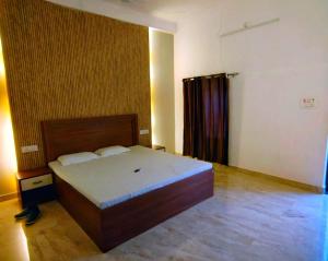 The Vindhya Stay - Your Countryside Escape的房间里有一张大床的卧室