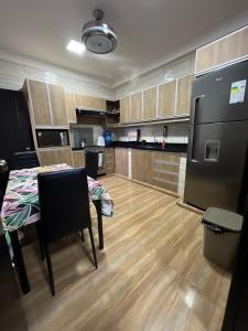 eine große Küche mit Tisch und Kühlschrank in der Unterkunft Casa linda y cómoda en SC in Santa Cruz de la Sierra