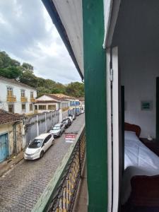 Blick auf eine Straße aus dem Fenster eines Gebäudes in der Unterkunft Casa do centro - Refúgio Colonial - Refúgio 2 in Ouro Preto