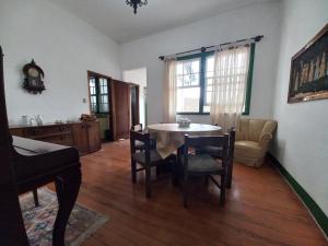 ein Wohnzimmer mit Tisch und Couch in der Unterkunft Casa do centro - Refúgio Colonial - Refúgio 2 in Ouro Preto