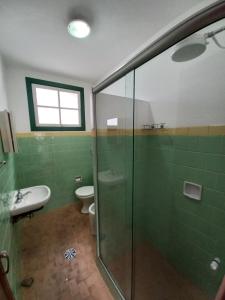 ein Badezimmer mit Dusche, Toilette und Waschbecken in der Unterkunft Casa do centro - Refúgio Colonial - Refúgio 2 in Ouro Preto