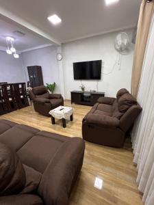 ein Wohnzimmer mit zwei Sofas und einem Flachbildfernseher in der Unterkunft Casa linda y cómoda en SC in Santa Cruz de la Sierra