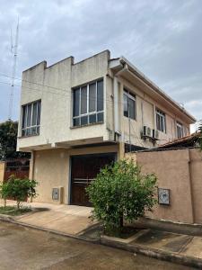 ein großes Gebäude mit einer Tür auf einer Straße in der Unterkunft Casa linda y cómoda en SC in Santa Cruz de la Sierra + 32 Fotos