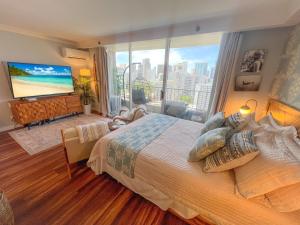 a bedroom with a large bed and a large window at Honu Hideaway Studio at Royal Garden in Honolulu
