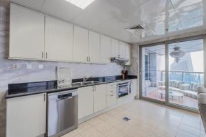 Kuchyň nebo kuchyňský kout v ubytování 83rd Floor Luxurious Penthouse Full Sea View 6 BHK