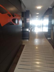 un couloir avec une paire de ciseaux sur le mur dans l'établissement Departamento un dormitorio Frente al Pocito, à Córdoba