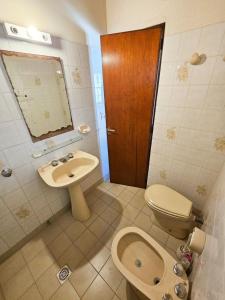 un baño con inodoro y lavabo en Diosa Storm Gesell, en Villa Gesell 9 fotos más