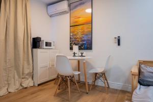 una sala da pranzo con un tavolo e due sedie di New Renovated Studio Queen Bed Sofa Bed a Montréal
