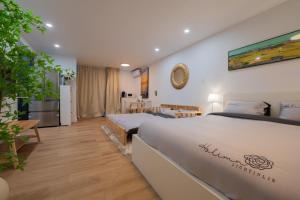 Afbeelding uit fotogalerij van New Renovated Studio Queen Bed Sofa Bed in Montreal +6 foto's