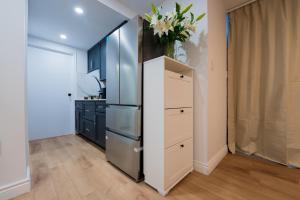 Afbeelding uit fotogalerij van New Renovated Studio Queen Bed Sofa Bed in Montreal