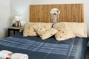 a bed with blue sheets and pillows on it at HOSPEDAJE "La Catalina" Ubicada a 15 minutos del Aeropuerto de Ezeiza con Estacionamiento Gratis-Cancelacion Gratis -Desayuno Gratis -Parking Gratis-Se Paga al Ingresar in Tristán Suárez