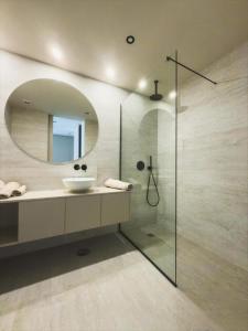 Ένα μπάνιο στο Sunset Apartment,