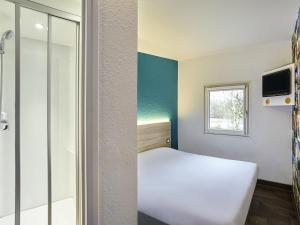 a small room with a bed and a window at HOTELF1 Le Havre Est - Gonfreville in Gonfreville-lʼOrcher +65 photos