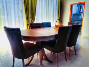 TV a/nebo společenská místnost v ubytování Regus Jaffna + 11 fotografií