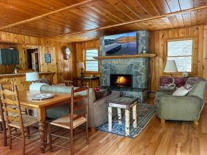 TV a/nebo společenská místnost v ubytování Lakefront Adirondack Cabin - Dock - Canoe - 10 min to Lake Placid