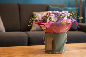 a bouquet of flowers in a vase on a table at OFFRE octobre Le Cosy Studio, idéal pro ou couple, proche de la plage in Le Havre