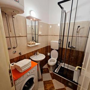 un bagno con un lavandino e una doccia di Studio Ines a Kotor (Cattaro) Altre 21 foto