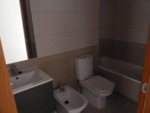 ein Badezimmer mit Waschbecken, Toilette und Badewanne in der Unterkunft Ático Dúplex en Delta de l'Ebre dos terrazas y balcón in Deltebre + 13 Fotos