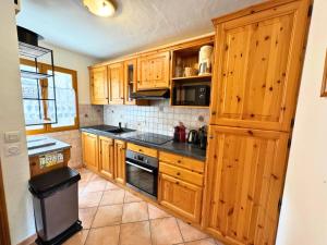Kuchyň nebo kuchyňský kout v ubytování Résidence Marie Gros - CHALET | ST MARTIN DE BELLEVILLE MAE-4364 + 9 fotografií