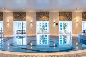 Bazén v ubytování 83rd Floor Luxurious Penthouse Full Sea View 6 BHK nebo v jeho okolí