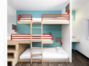 Palanda nebo palandy na pokoji v ubytování hotelF1 Mulhouse Centre Ouest