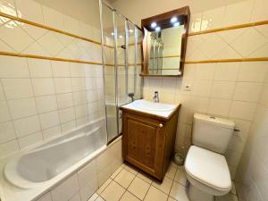 ein Badezimmer mit Toilette, Waschbecken und Dusche in der Unterkunft Les Chalets Du Doron - Bel appartement proche des Menuires MAE-6184 in Praranger + 8 Fotos