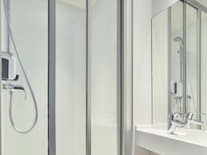 エヴルーにあるhotelF1 Evreux Sudのシャワー、洗面台、鏡を備えたバスルーム +32枚の写真