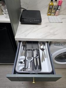 Nhà bếp/bếp nhỏ tại Cosy 50m2 moderne avec terrasse, spa et sauna communs, à 2 pas de la Place Dalton