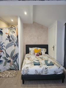 Giường trong phòng chung tại Cosy 50m2 moderne avec terrasse, spa et sauna communs, à 2 pas de la Place Dalton