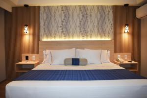 メキシコシティにあるHotel Torremolinos Vallejo Ciudad de Mexicoの大きなベッドと2つのナイトスタンドを備えた寝室 +27枚の写真