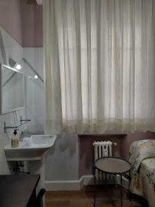Ένα μπάνιο στο Hostal San Martin