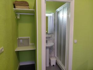 Ένα μπάνιο στο Hostal San Martin