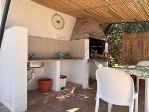a kitchen with a sink and a table and chairs at La Casita del Golf in Sierra de la Ventana