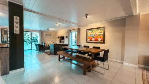 a dining room with a wooden table and chairs at Kleine Krantzie in Wilderness
