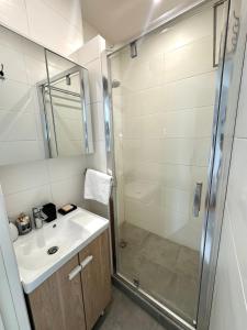 a bathroom with a shower and a sink at Charmant appartement vincennes in Vincennes