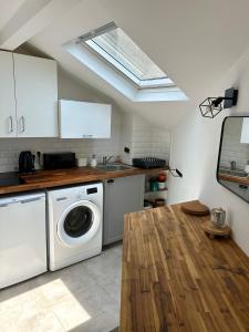 a kitchen with a washing machine and a sink at Charmant appartement vincennes in Vincennes
