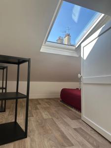 a room with a window and a bed in it at Charmant appartement vincennes in Vincennes
