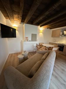 ein Wohnzimmer mit Sofa und Tisch in der Unterkunft Suite Galerie by Collection Aura - Hypercentre Charleville-Mézières à deux pas de la Place Ducale in Charleville-Mézières + 2 Fotos