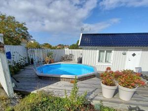 Bazén v ubytování 2 person holiday home in Hönö nebo v jeho okolí