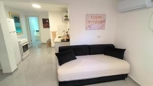 a room with a couch in the middle of a kitchen at נופש חלומי בכנרת in Tiberias