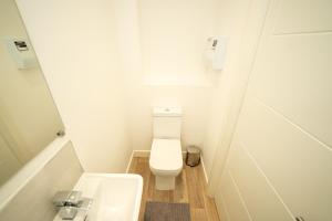 Foto dalla galleria di Chapel Waters Sleeps 6 with Private Parking a Lower Bradway