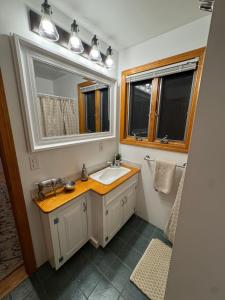 Ένα μπάνιο στο Basecamp Haven