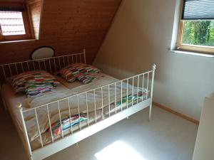 a small bed in a room with a window at Aureus Fons, Ganzes Haus, Altstadt 160 m, 24h Selbst-Check-in, Wi-Fi in Höchstadt an der Aisch