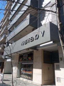 un magasin avec une enseigne sur le côté d'un bâtiment dans l'établissement Departamento un dormitorio Frente al Pocito, à Córdoba