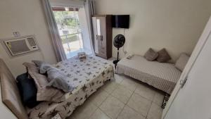 a bedroom with a bed and a window at casa da cris in Miguel Pereira