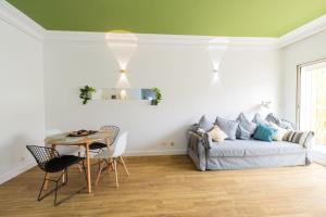 een woonkamer met een bed en een tafel bij Casa JOY in Casablanca