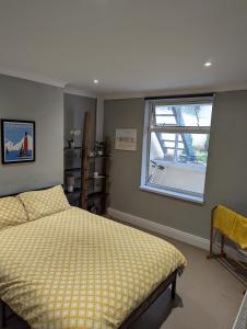 une chambre avec un lit et une fenêtre dans l'établissement 8A Kenilworth Road, à Portsmouth