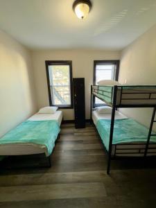 a bedroom with two bunk beds and a window at Oasis de comodidad Habitación individual o compartida in Jersey City
