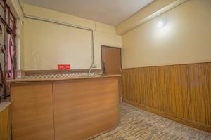 una sala de conferencias con una pantalla grande en el medio en Hotel O 46691 Jaldapara Rhino Resort, en Alīpur Duār