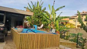 Un jardín fuera de Apartamento Lagoa da Conceição